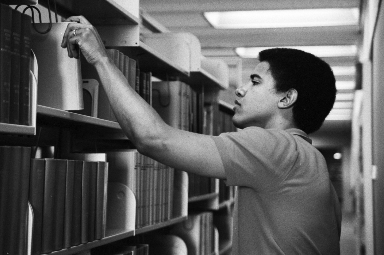 Obama tại thư viện của trường vào năm 1981.