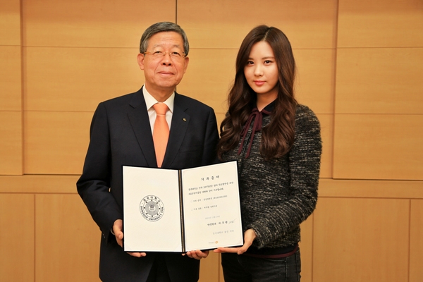 Seohyun trao học bổng tại trường Dongguk
